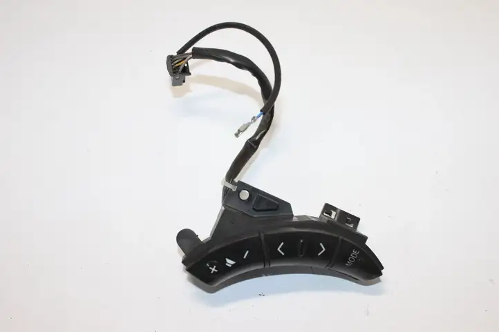 Toyota Avensis Verso (2004 - 2009) 75B037 Кнопки на рулевом колесе — фото 1
