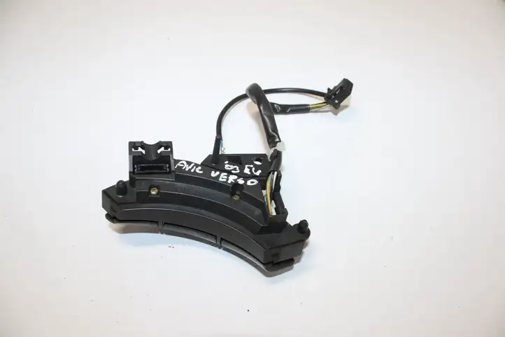 Toyota Avensis Verso (2004 - 2009) 75B037 Кнопки на рулевом колесе — фото 3