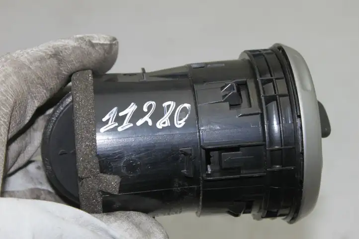 Nissan Qashqai (2006 - 2010) 68760JD10A Боковой воздушный дефлектор — фото 4