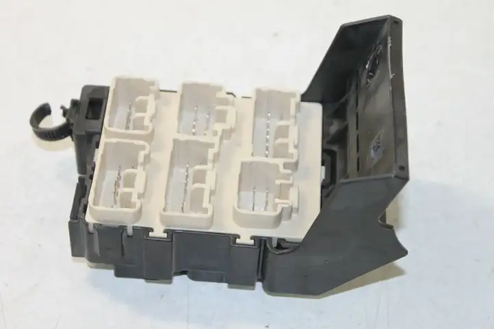 Toyota Corolla Verso E121 (2004 - 2007) 8273405030 Блок предохранителей — фото 1