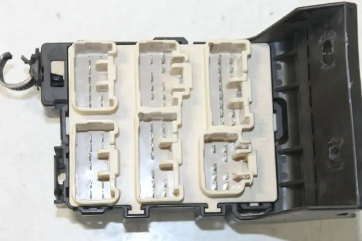 Toyota Corolla Verso E121 (2004 - 2007) 8273405030 Блок предохранителей — фото 2
