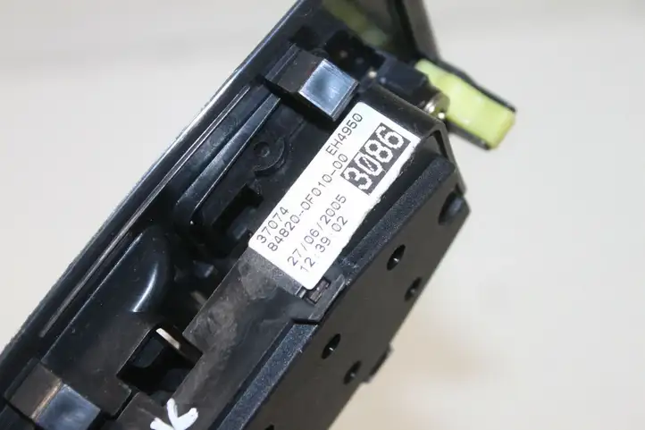 Toyota Corolla Verso E121 (2004 - 2007) 848200F01000 Кнопка стеклоподъемников — фото 5
