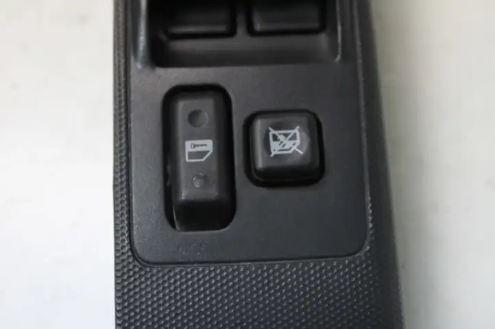 Toyota Corolla Verso E121 (2004 - 2007) Кнопка стеклоподъемников — фото 4