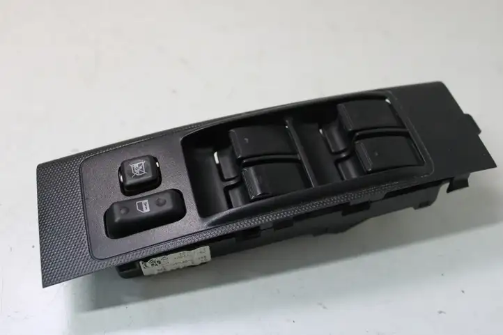 Toyota Corolla Verso E121 (2004 - 2007) Кнопка стеклоподъемников — фото 2