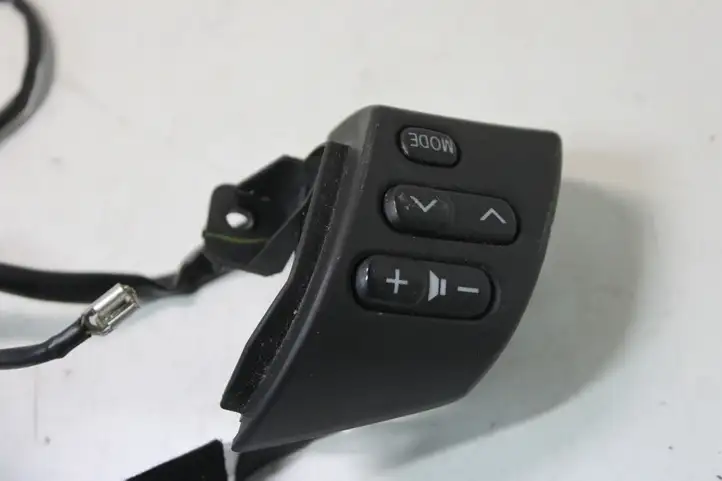 Toyota Corolla Verso E121 (2004 - 2007) Кнопки на рулевом колесе — фото 2