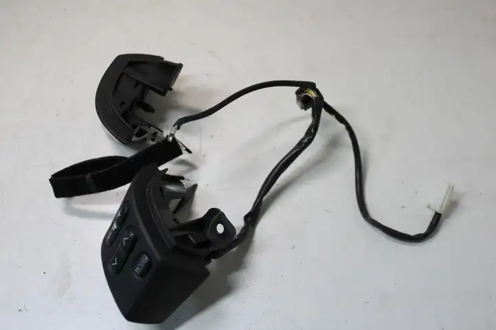 Toyota Corolla Verso E121 (2004 - 2007) Кнопки на рулевом колесе — фото 4