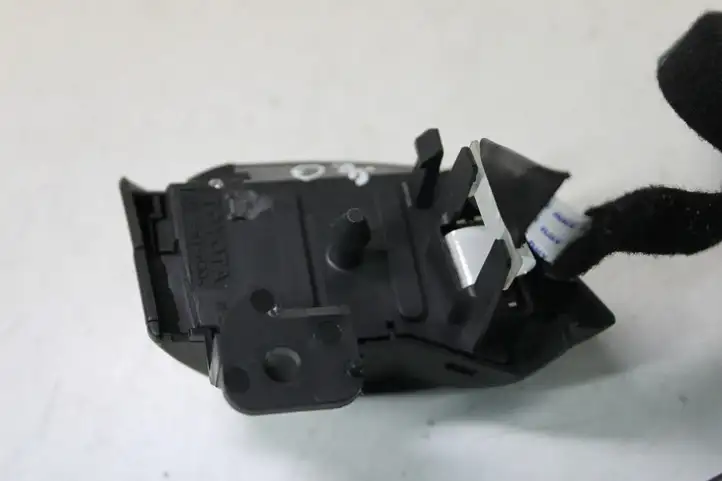 Toyota Corolla Verso E121 (2004 - 2007) Кнопки на рулевом колесе — фото 8