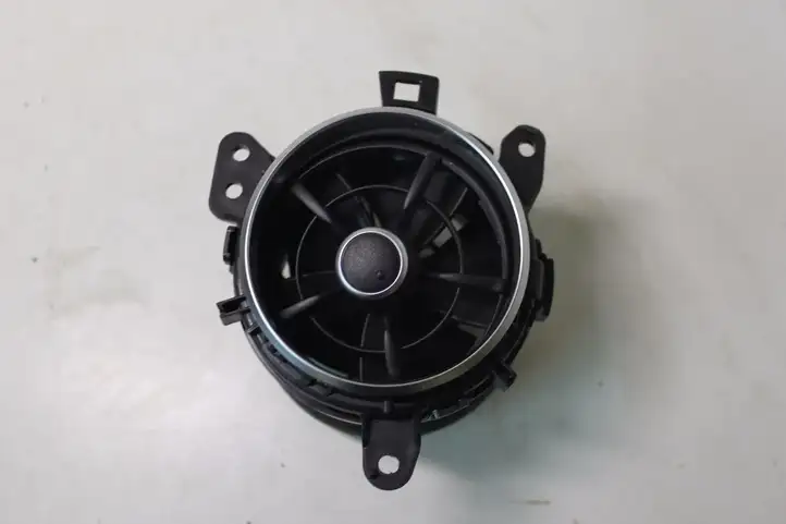 Toyota Auris E180 (2012 - 2018) Центральный воздушный дефлектор — фото 1