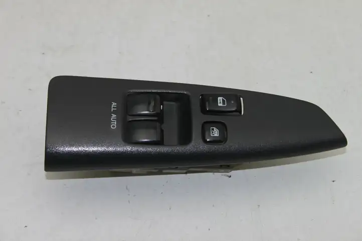 Toyota Corolla Verso E121 (2001 - 2004) 8404013060 Блок кнопок стеклоподъемников — фото 1