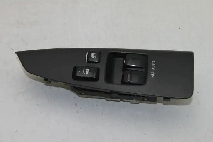 Toyota Corolla Verso E121 (2001 - 2004) 8404013060 Блок кнопок стеклоподъемников — фото 2