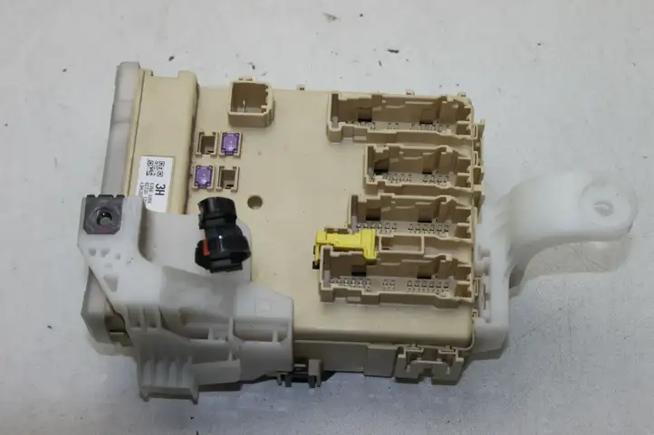 Toyota Auris E180 (2012 - 2018) 8273012X70A Блок предохранителей — фото 1