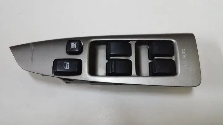 Toyota Corolla Verso E121 (2001 - 2004) 8404013080 Блок кнопок стеклоподъемников — фото 1