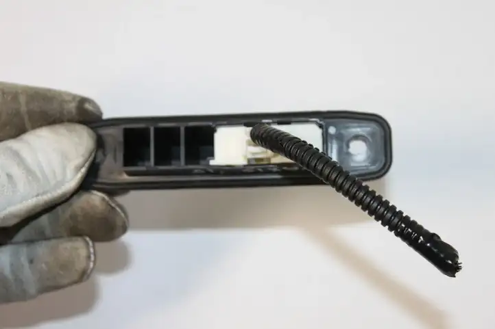 Toyota Yaris (2014 - 2019) Кнопка закрытия крышки багажника — фото 4