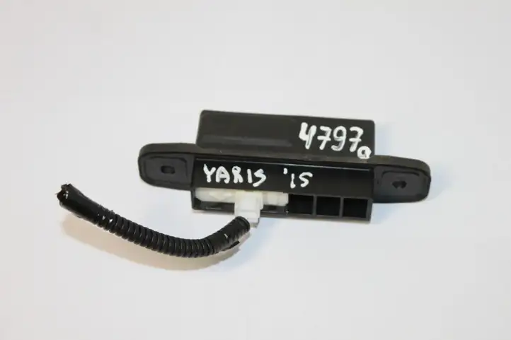 Toyota Yaris (2014 - 2019) Кнопка закрытия крышки багажника — фото 6