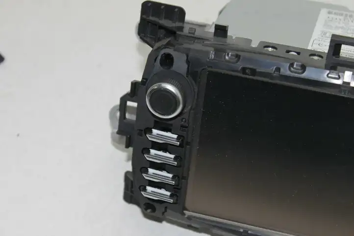 Toyota Yaris (2014 - 2019) 861400D400 Магнитола / мультимедийная система — фото 3