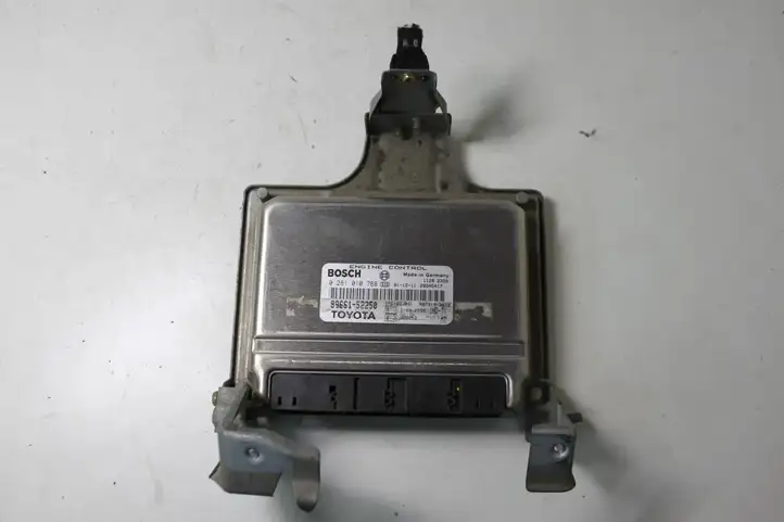 Toyota Yaris Verso (1999 - 2005) 0281010768 Блок управления двигателем (ЭБУ) — фото 1