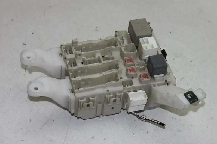 Toyota Auris 150 (2006 - 2012) 8273002150A Блок предохранителей — фото 1