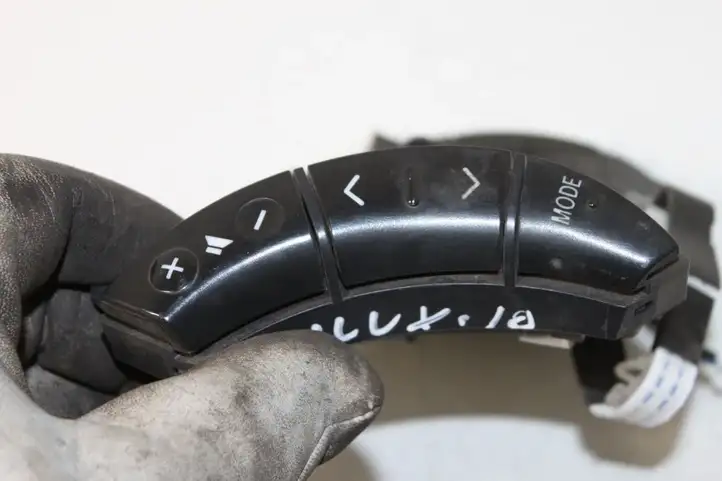 Toyota Hilux (AN10, AN20, AN30) (2008 - 2011) Кнопки на рулевом колесе — фото 4