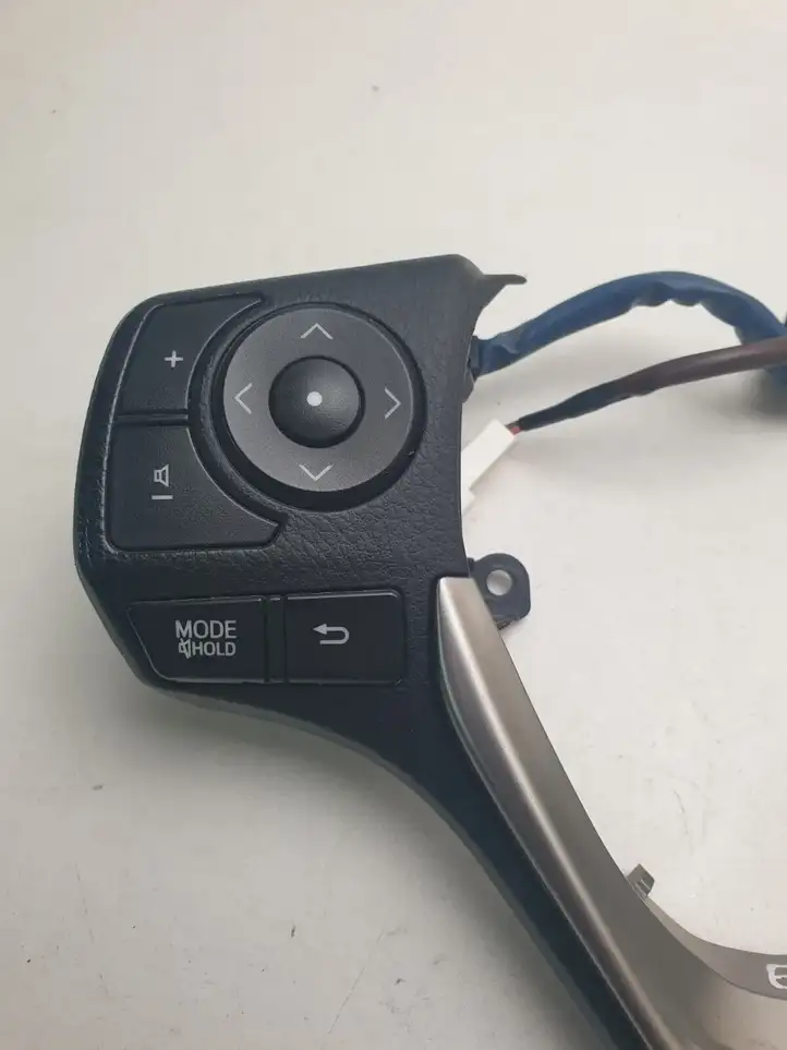 Toyota RAV 4 (XA40) (2012 - 2018) Кнопки на рулевом колесе — фото 3