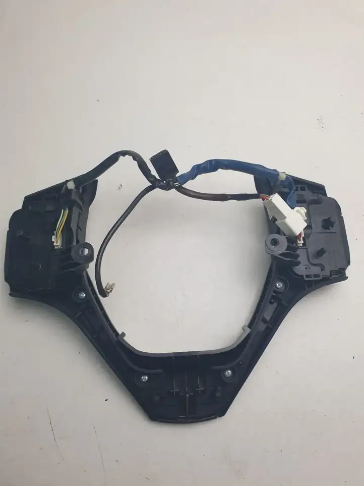 Toyota RAV 4 (XA40) (2012 - 2018) Кнопки на рулевом колесе — фото 5