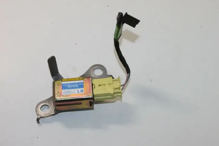 Toyota RAV 4 (XA20) (2000 - 2005) 8983042020 Датчик удара SRS — фото 1