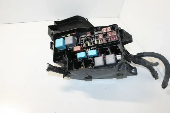 Toyota RAV 4 (XA30) (2006 - 2016) 8266242190 Блок монтирования реле — фото 2
