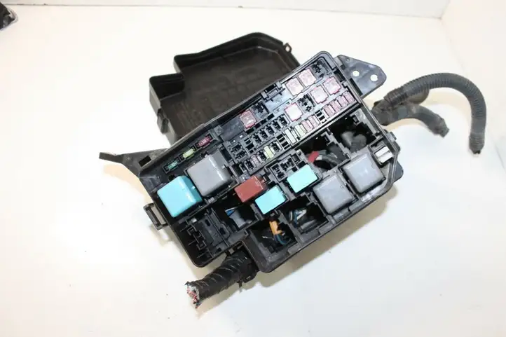 Toyota RAV 4 (XA30) (2006 - 2016) 8266242190 Блок монтирования реле — фото 7