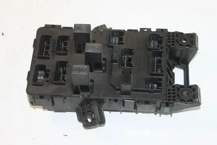 Toyota Avensis T220 (2000 - 2003) 8264105011 Блок предохранителей — фото 1