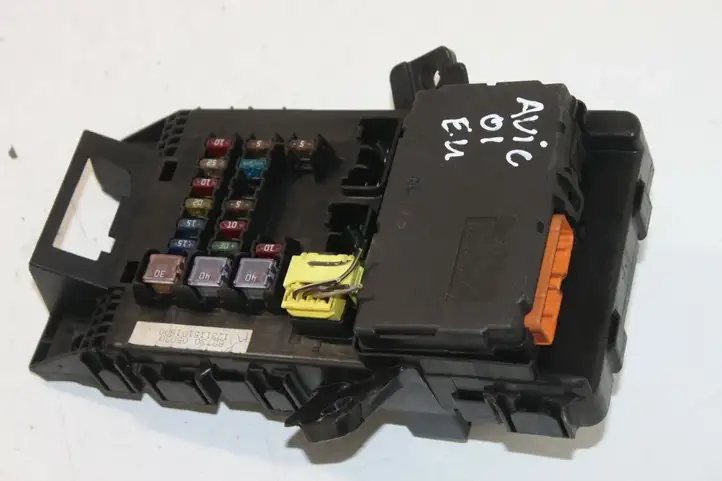 Toyota Avensis T220 (2000 - 2003) 8264105011 Блок предохранителей — фото 6