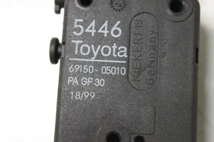 Toyota Avensis T220 (2000 - 2003) 6915005010 Мотор центрального замка — фото 2