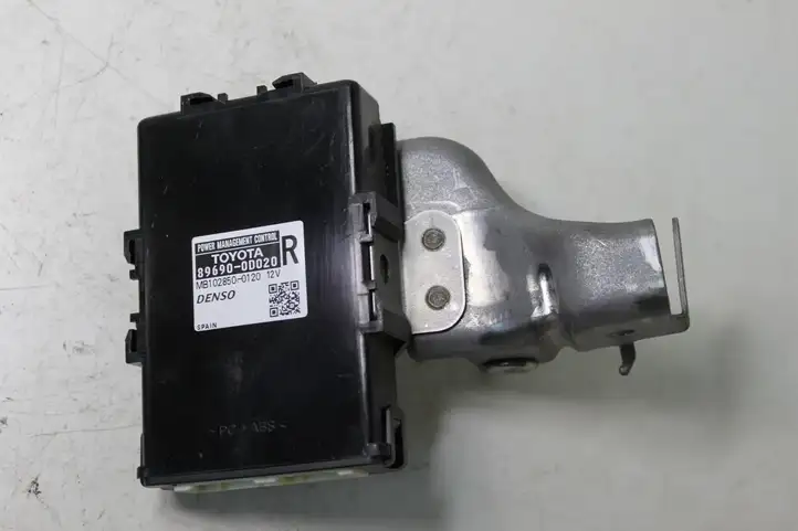 Toyota Yaris (2009 - 2012) 896900D020 Прочие блоки управления — фото 1