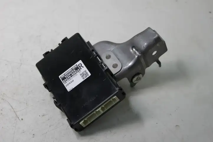 Toyota Yaris (2009 - 2012) 896900D020 Прочие блоки управления — фото 3