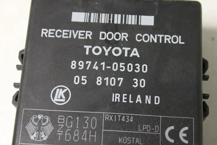 Toyota Avensis T220 (2000 - 2003) 8974105030 Блок управления дверью — фото 2