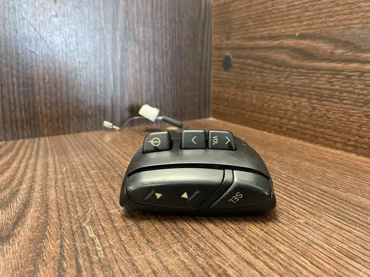 Toyota Corolla Verso E121 (2001 - 2004) 8623013010 Кнопки на рулевом колесе — фото 1