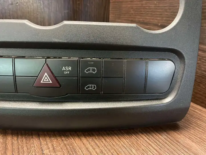 Mercedes-Benz Sprinter W906 (2006 - 2018) 9068701410 Отделка магнитолы — фото 3