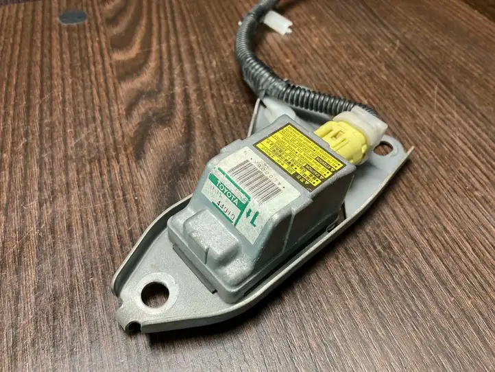 Toyota Avensis Verso (1995 - 2001) 8986044010 Датчик удара SRS — фото 3