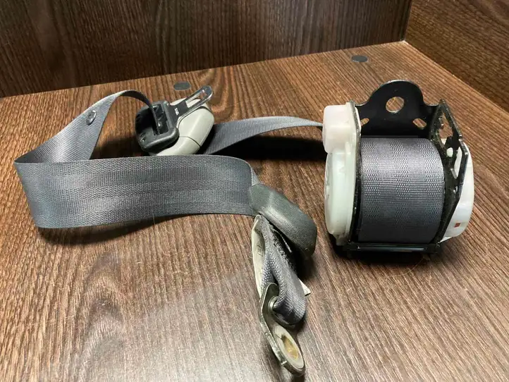 Toyota Avensis Verso (1995 - 2001) 7357044050 Задний ремень безопасности — фото 3