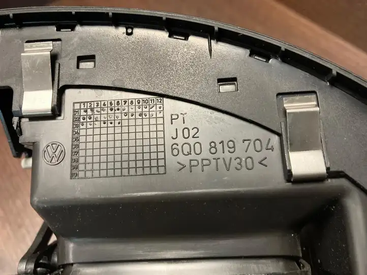 Volkswagen Polo (2001 - 2005) 6Q0819704 Боковой воздушный дефлектор — фото 2