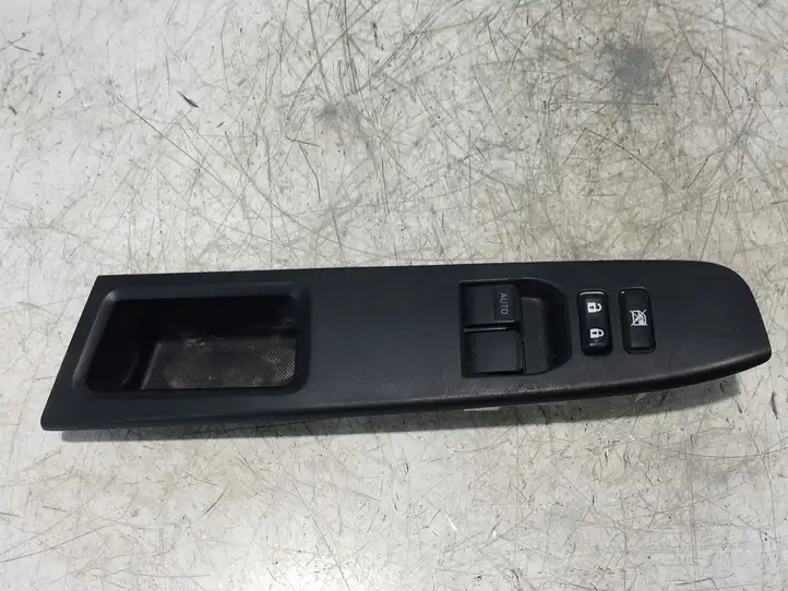 Toyota Yaris (2014 - 2019) 742320D670 Блок кнопок стеклоподъемников — фото 1