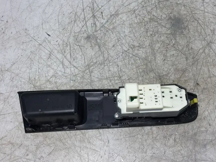Toyota Yaris (2014 - 2019) 742320D670 Блок кнопок стеклоподъемников — фото 3