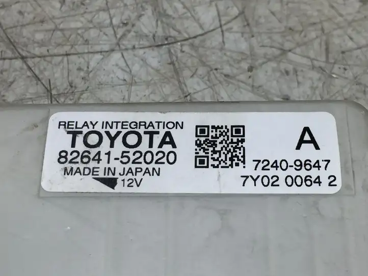 Toyota Yaris (2014 - 2019) 8264152020 Реле защиты аккумулятора — фото 2