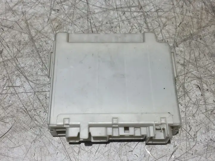 Toyota Yaris (2014 - 2019) 8264152020 Реле защиты аккумулятора — фото 5