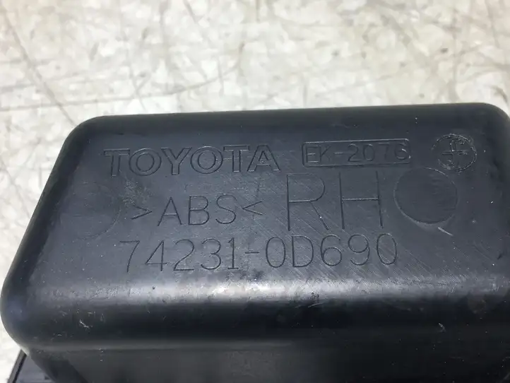Toyota Yaris (2014 - 2019) 742310D690 Накладка кнопки стеклоподъемника — фото 2