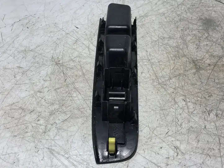 Toyota Yaris (2014 - 2019) 742310D690 Накладка кнопки стеклоподъемника — фото 3