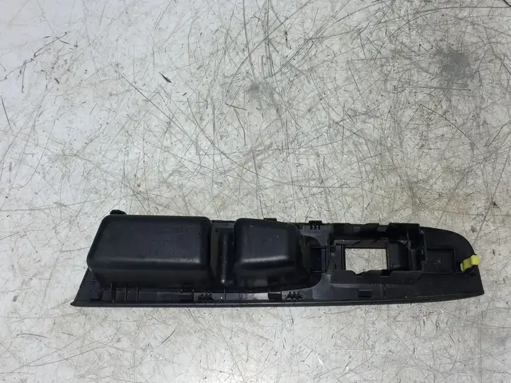 Toyota Yaris (2014 - 2019) 742310D690 Накладка кнопки стеклоподъемника — фото 4
