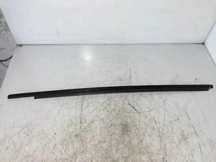 Toyota Yaris (2014 - 2019) 850FL Накладка стекла задней двери — фото 1