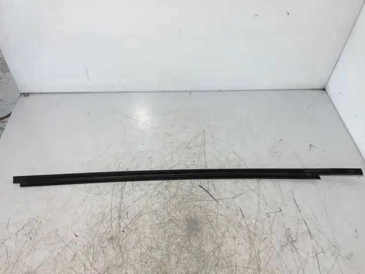 Toyota Yaris (2014 - 2019) 850FL Накладка стекла задней двери — фото 4