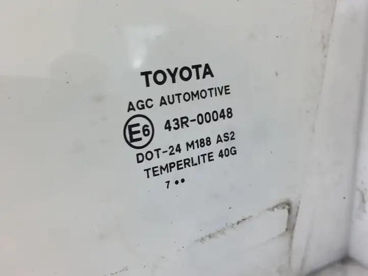 Toyota Yaris (2014 - 2019) 43R00048 Стекло задней двери — фото 2