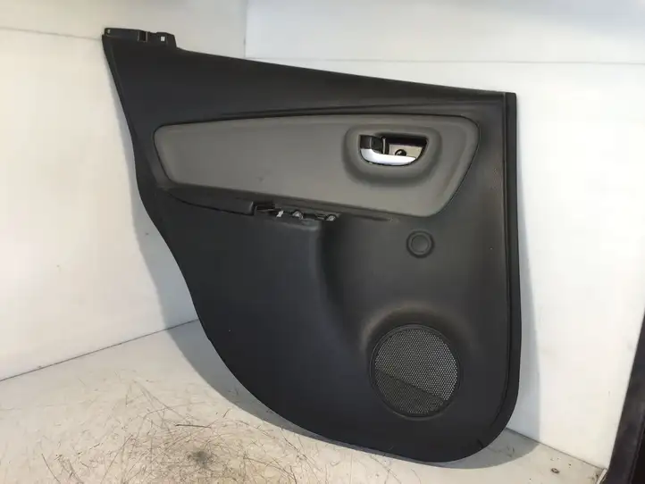 Toyota Yaris (2014 - 2019) 676400DD90 Обшивка задней двери — фото 1