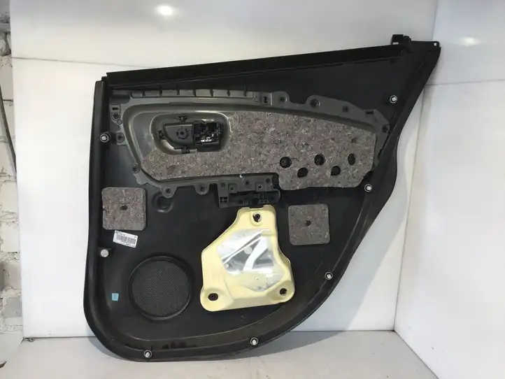 Toyota Yaris (2014 - 2019) 676400DD90 Обшивка задней двери — фото 2